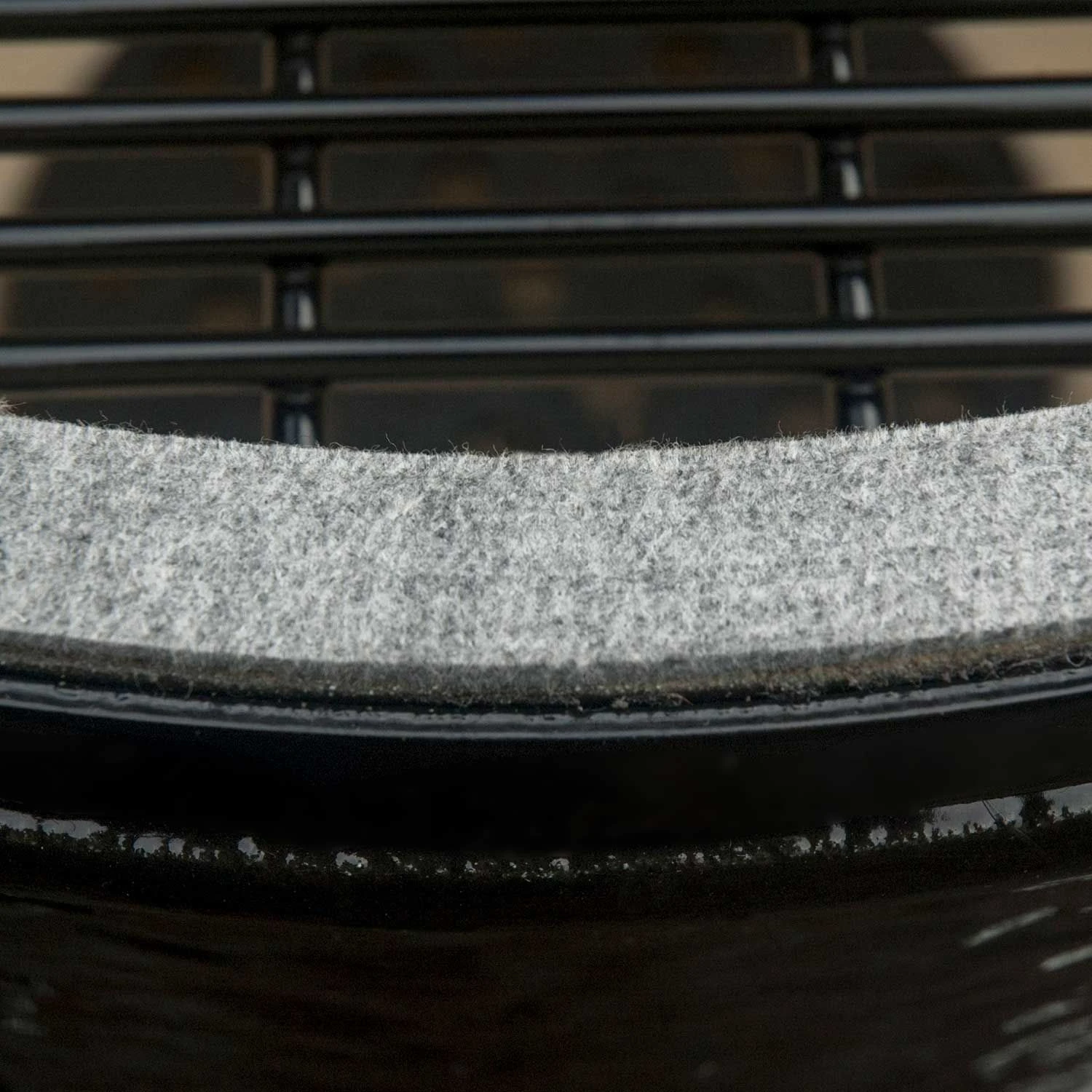 Primo CJRC Junior Oval Ceramic Charcoal All-In-One Kamado Grill Head On Wheeled Cradle 6 Primo CJRC Junior Oval Ceramic Charcoal All-In-One Kamado Grill Head On Wheeled Cradle - Image 4